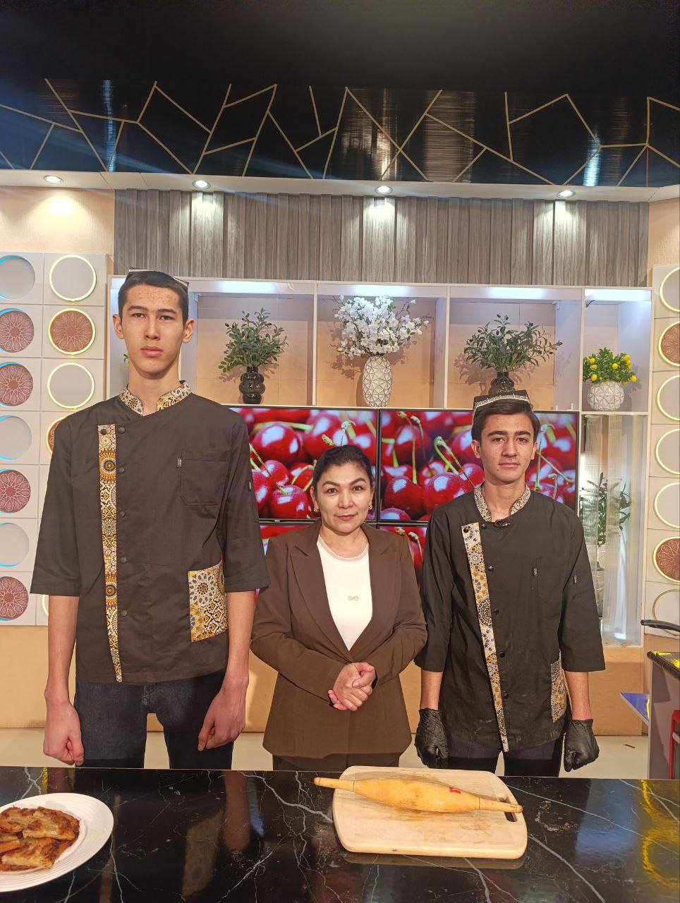 Texnikum o‘quvchilari "O‘zbekiston" telekanalida: Navoiy asarlaridagi "Qatlama" pishirig‘i tayyorlandi